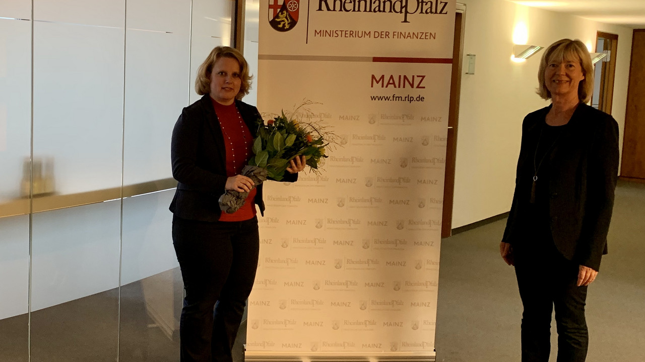 Elena Kraus erhält Bestellungsurkunde von Finanz- und Bauministerin Doris Ahnen