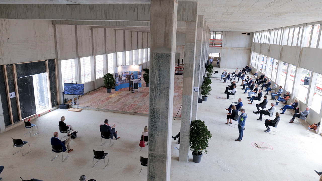 Auf dem Bild sieht man die Montagehalle im Erdgeschoss des Gebäudes. Dort wurden die Reden gehalten.