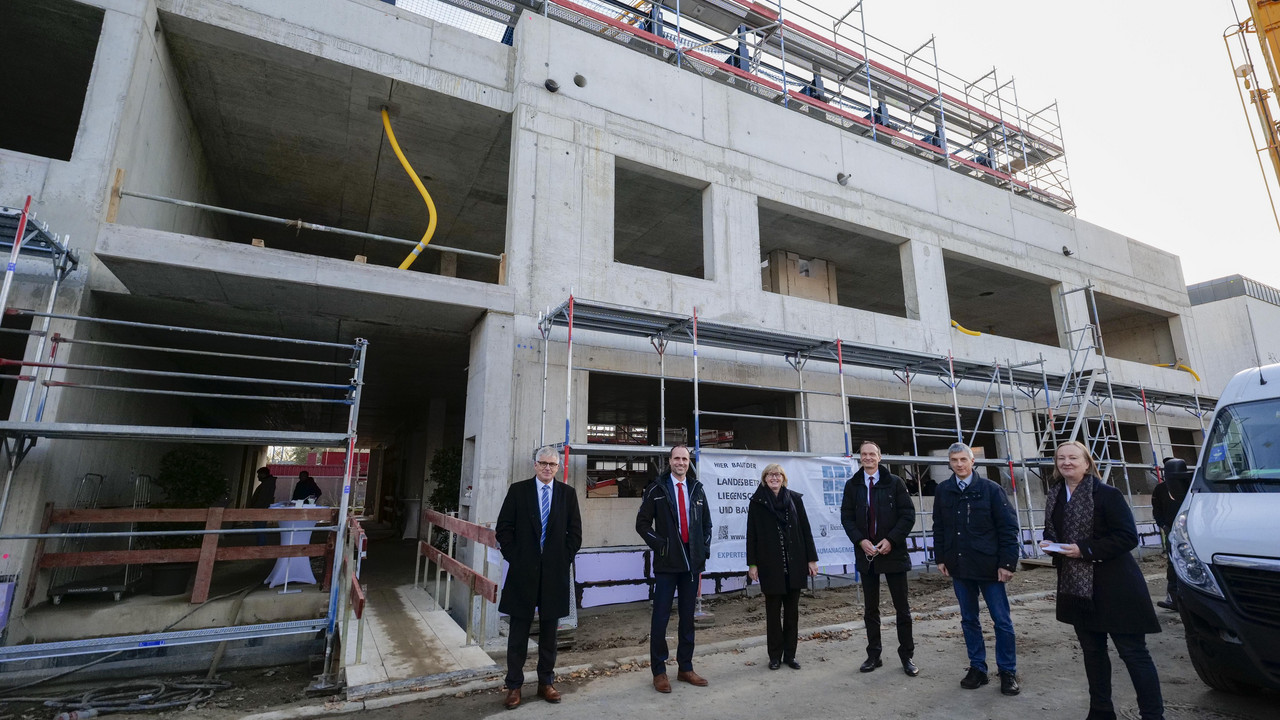 Vor dem Gebäude stehen: LBB-Geschäftsführer Holger Basten, Wissenschaftsminister Clemens Hoch, Architektin Constanze Tibes (DGI Bauwerk), Finanzstaatssekretär Dr. Stephan Weinberg,  Prodekan Prof. Dr. Tobias Reich, JGU-Kanzlerin Dr. Waltraud Kreutz-Gers. 