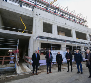 Vor dem Gebäude stehen: LBB-Geschäftsführer Holger Basten, Wissenschaftsminister Clemens Hoch, Architektin Constanze Tibes (DGI Bauwerk), Finanzstaatssekretär Dr. Stephan Weinberg,  Prodekan Prof. Dr. Tobias Reich, JGU-Kanzlerin Dr. Waltraud Kreutz-Gers. 