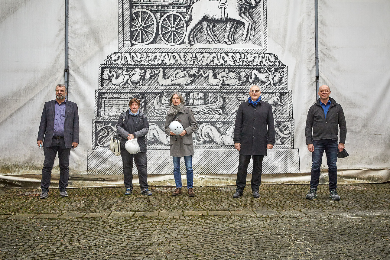 Auf dem Foto stehen folgende Personen von links nach rechts: Dr. Marcus Reuter (Direktor des Rheinischen Landesmuseums Trier), Projektleiterin Marion Basten und Projektmanagerin Brigitte Coen (LBB-Niederlassung Trier), Dr. Wilfried Hoffmann (Leiter der LBB-Niederlassung Trier), Dr. Michael Hauck (Restaurator und Kunsthistoriker).