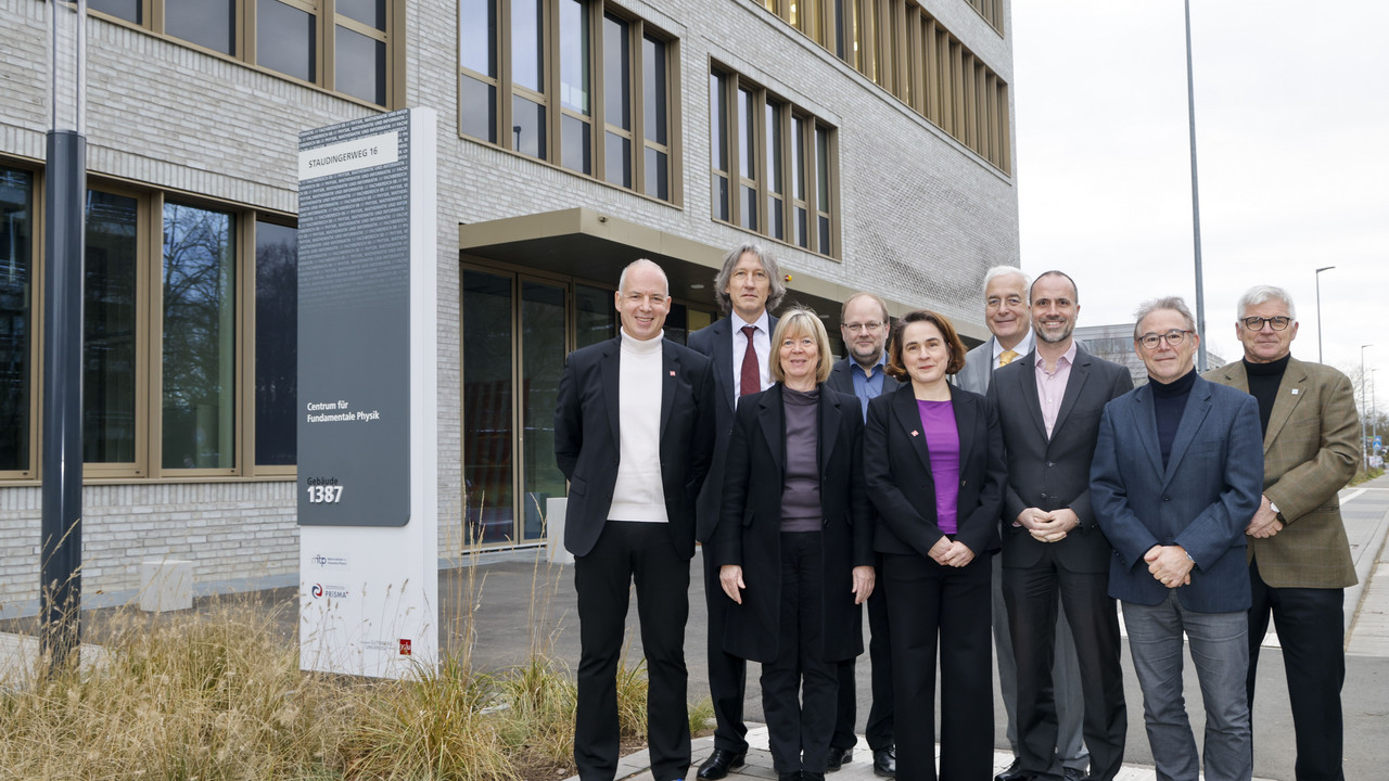 Gruppenbild vor dem Gebäudeeingang nach der Eröffnung des Centrums für Fundamentale Physik (CFP): (v.l.) JGU-Präsident Prof. Dr. Georg Krausch, Prof. Dr. Hartmut Wittig, Cluster-Koordinator und Direktor PRISMA+, Finanzministerin Doris Ahnen, Prof. Dr. Volker Büscher, Baubeauftragter des CFP II, JGU-Kanzlerin Dr. Kerstin Burck, Prof. Dr. Kurt Aulenbacher, Baubeauftragter des CFP I, Wissenschaftsminister Clemens Hoch, Prof. Dr. Matthias Neubert, Cluster-Koordinator und Direktor PRISMA+ und LBB-Geschäftsführer Holger Basten