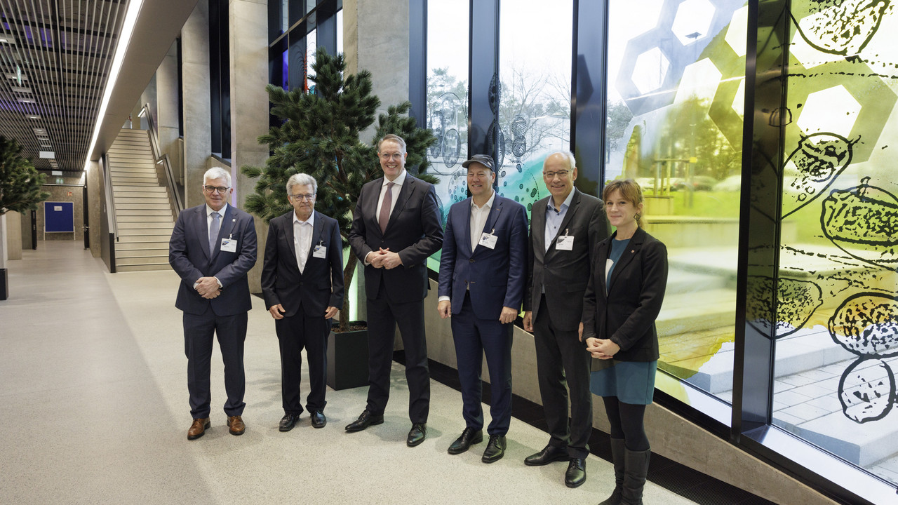 Gruppenbild im Gebäudeinneren des LPME (v.l.n.r.): LBB-Geschäftsführer Holger Basten, Prof. Martin Aeschlimann, wissenschaftlicher Sprecher LASE, Ministerpräsident Alexander Schweitzer, RPTU-Präsident Prof. Malte Drescher, Prof. Jan Aurich, wissenschaftlicher Sprecher LPME und Katharina Heil, Ministerialdirektorin im Ministerium für Wissenschaft und Gesundheit. 