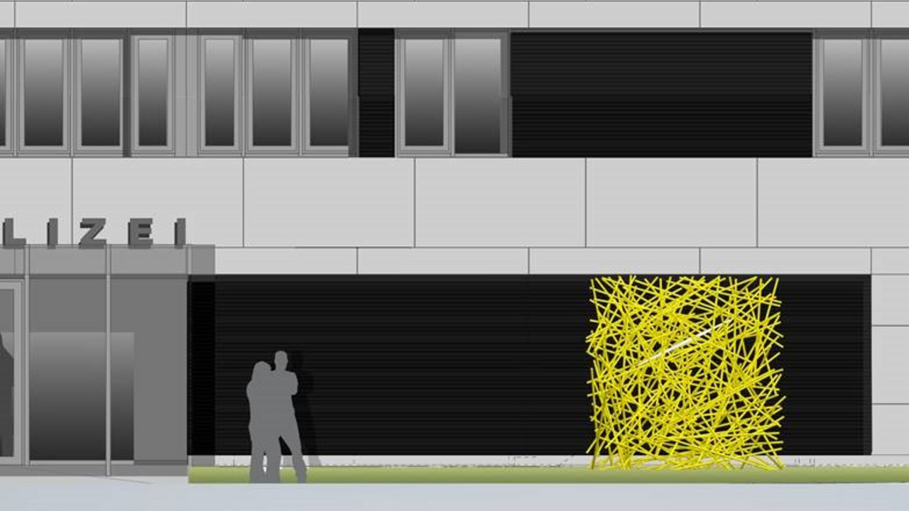 Visualisierung des Sieger-Entwurfs des Künstlers Joseph Carlson neben dem Eingang der Polizeiinspektion Landstuhl