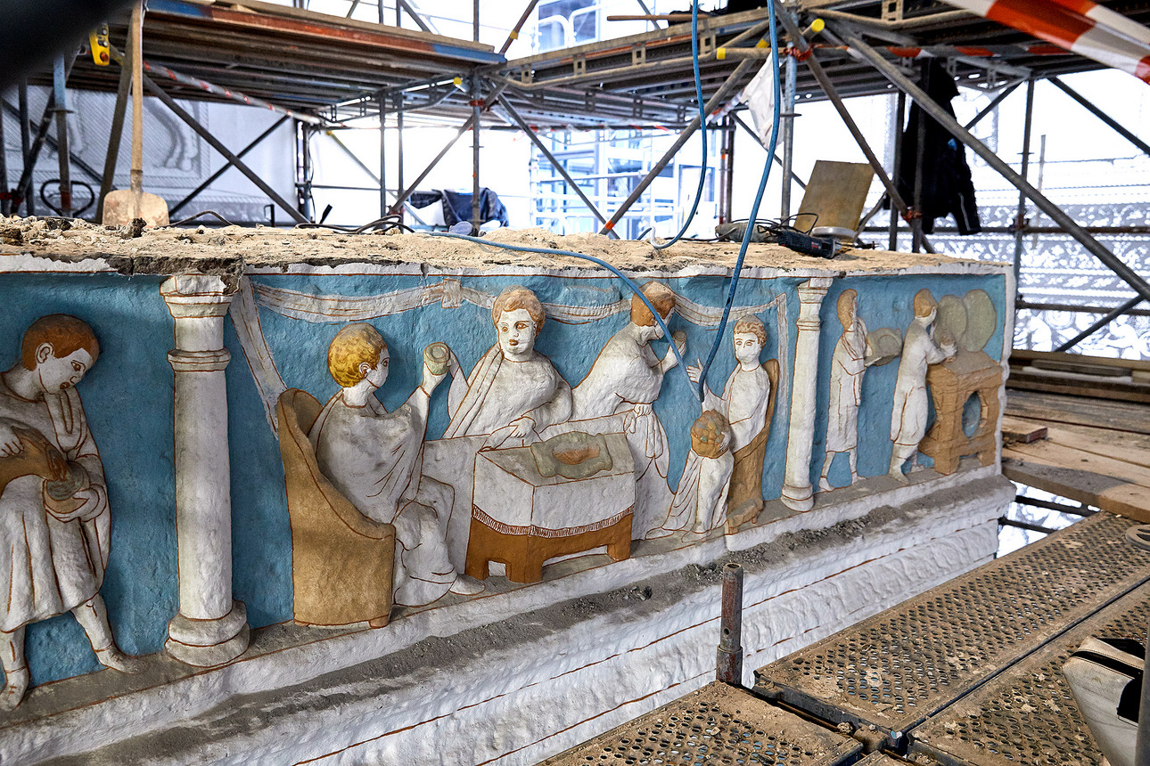 Auf dem Foto sieht man das Relief der Replik der Igeler Säule. Neben mythologischen Motiven gibt es auch Szenen aus dem Leben der römischen Tuchhändlerfamilie der Secundinier, die das Grabmonument um 250 n. Chr. Erbauen ließ.