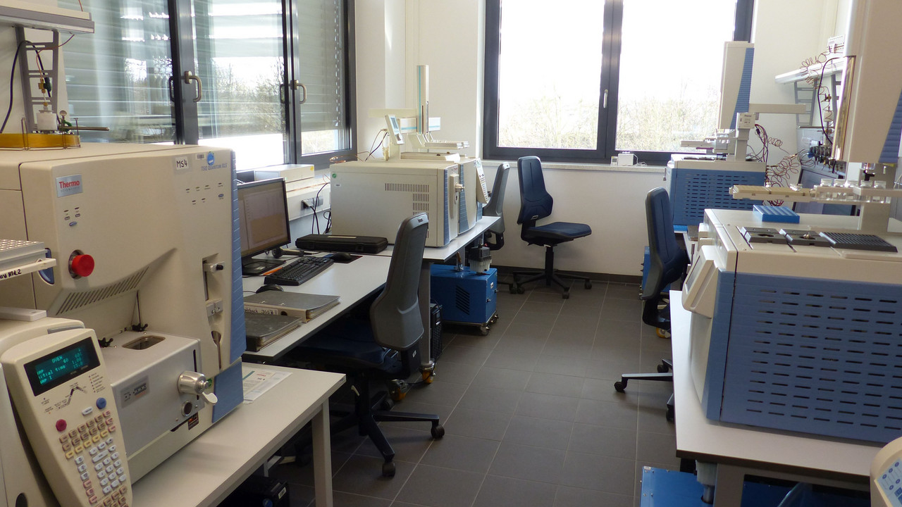 Neuer Laborraum für die Wein-Analytik mit Gas-Chromatograph und Massenspektrometer. Neuer Laborraum für die Wein-Analytik mit Gas-Chromatograph und Massenspektrometer.