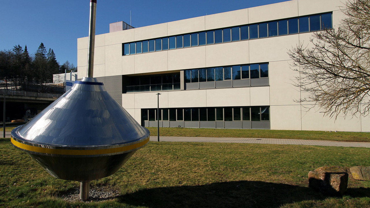 Das Laboratory for Advanced Spin Engineering (LASE) im Herbst. Im Vordergrund befindet sich ein überdimensionierter Kreisel (Kunst am Bau).